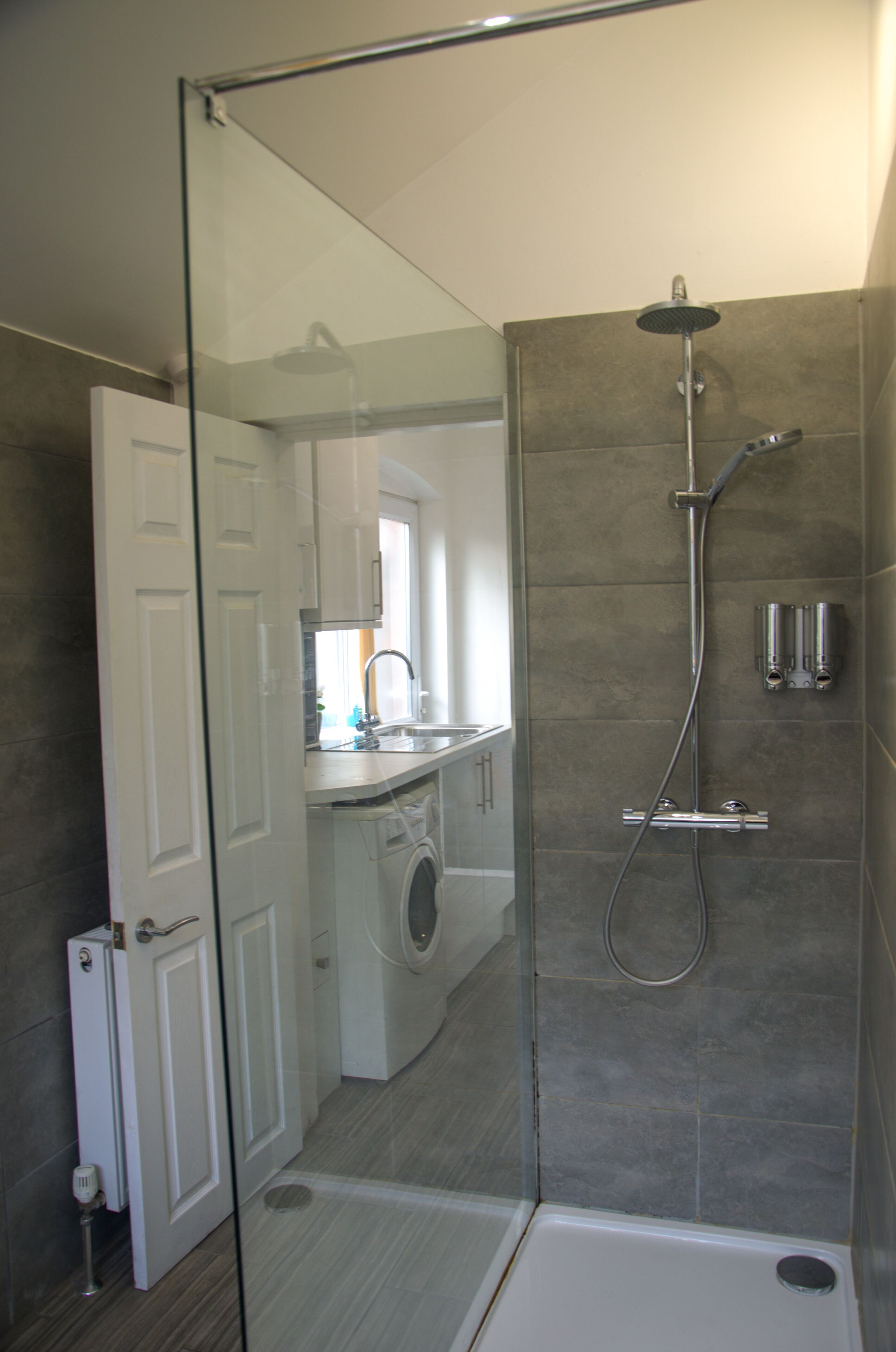 Douche, sèche-cheveux, serviettes fournies, savon
