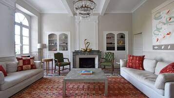 Smart TV, fireplace, books, music library