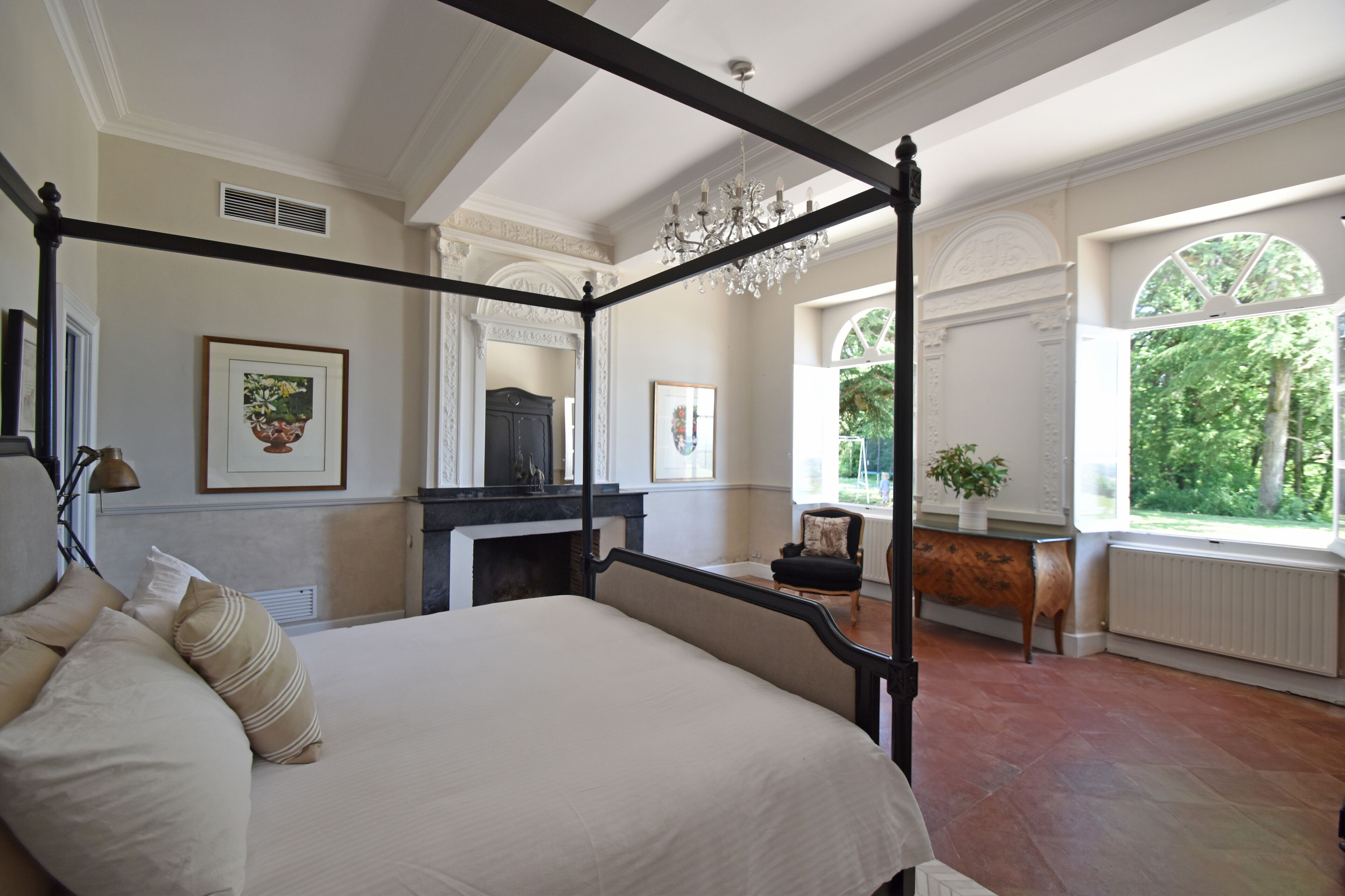 7 soverom, skrivebord, strykejern/-brett og reiseseng for barn