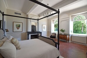 7 chambres, bureau, fer et planche à repasser, lit parapluie