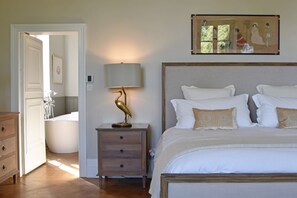7 bedrooms, desk, iron/ironing board, travel crib