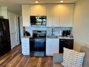 Fridge, microwave, oven, stovetop - Totally Beachin' Coligny OceanViews w/Bikes/chairs (Hilton Head Island)