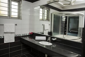 Shower, free toiletries, towels, soap - Melberry House (Islamabad)