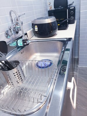 双人房 | 共用厨房 | 微波炉、炉灶、烤面包机、电饭煲