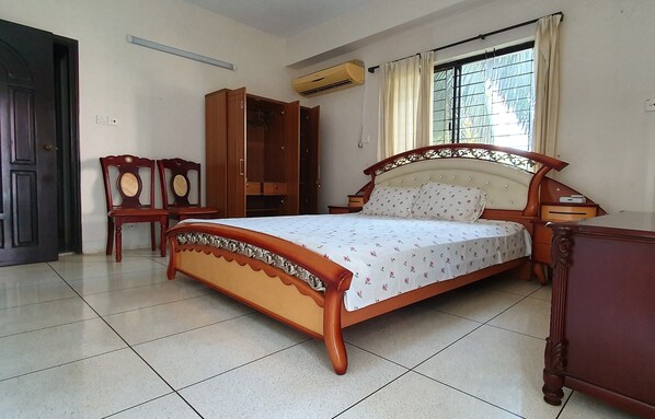 Premium bedding, down duvets, pillow-top beds, blackout curtains - Daon Guest House Dhaka (Dhaka)