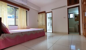 Premium bedding, down comforters, pillowtop beds, blackout drapes - Daon Guest House Dhaka (Dhaka)