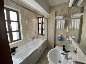 Habitación doble Deluxe | Baño | Regadera, amenidades de baño gratuitas, secadora de cabello, pantuflas 