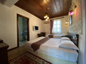 Premium bedding, desk, free WiFi, bed sheets - Three Gates Hotel (Antalya)
