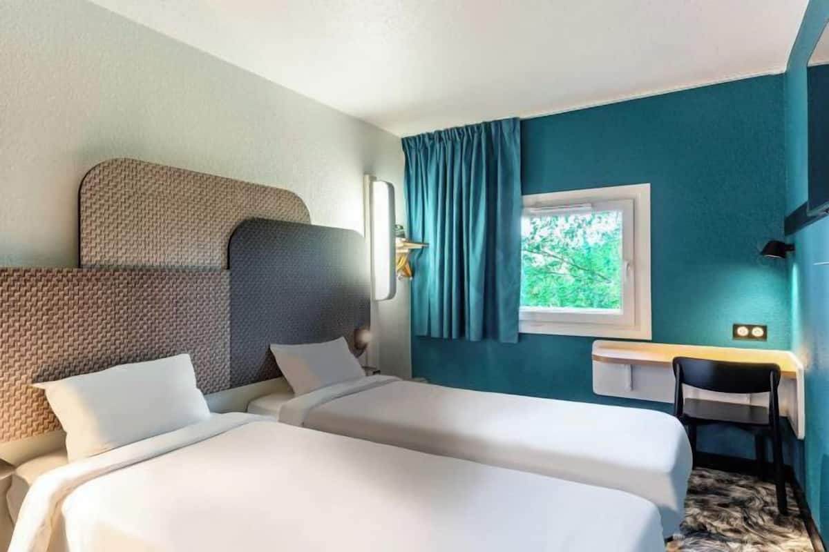 Meja, Wi-fi percuma, cadar katil