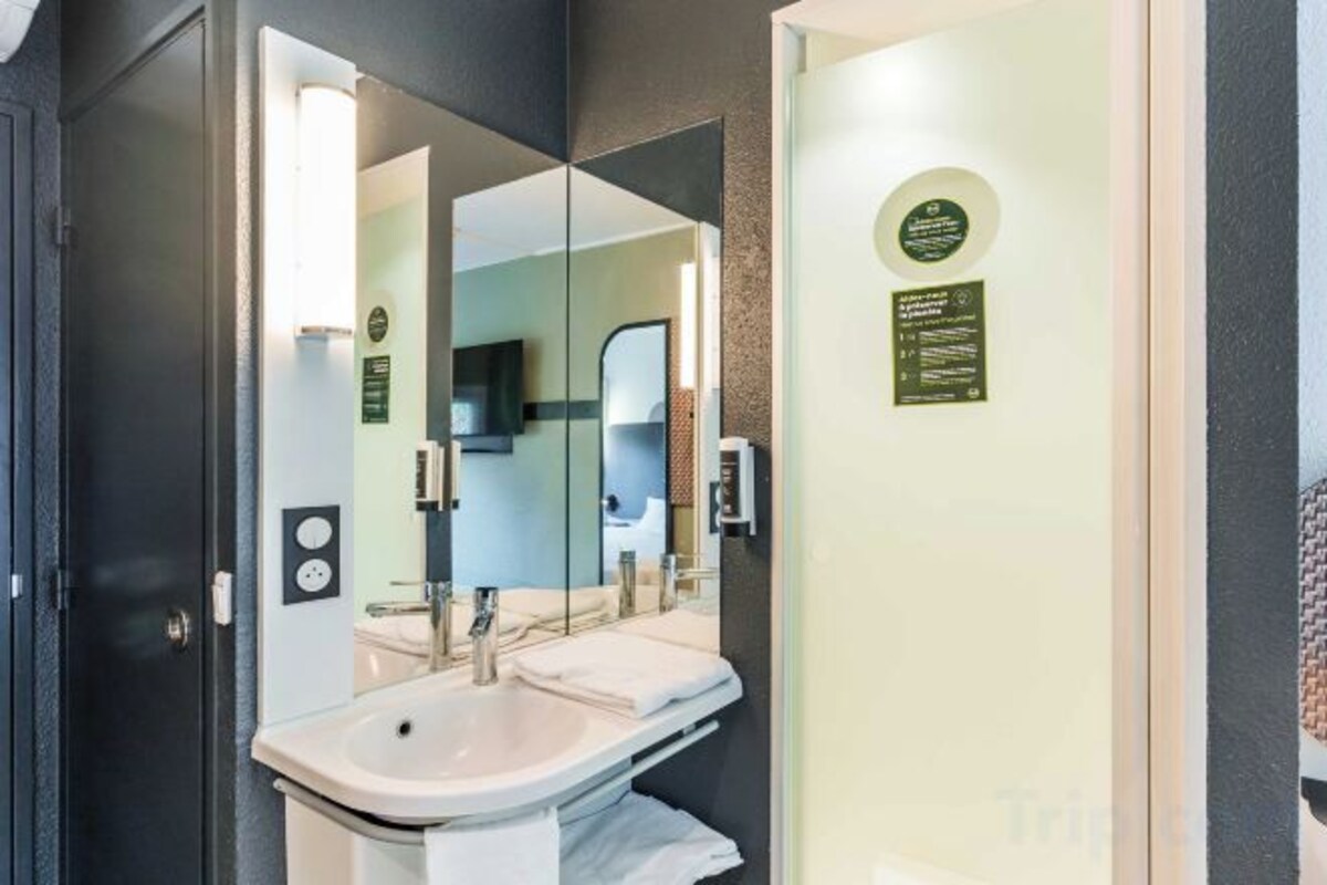 Shower, free toiletries, towels, soap