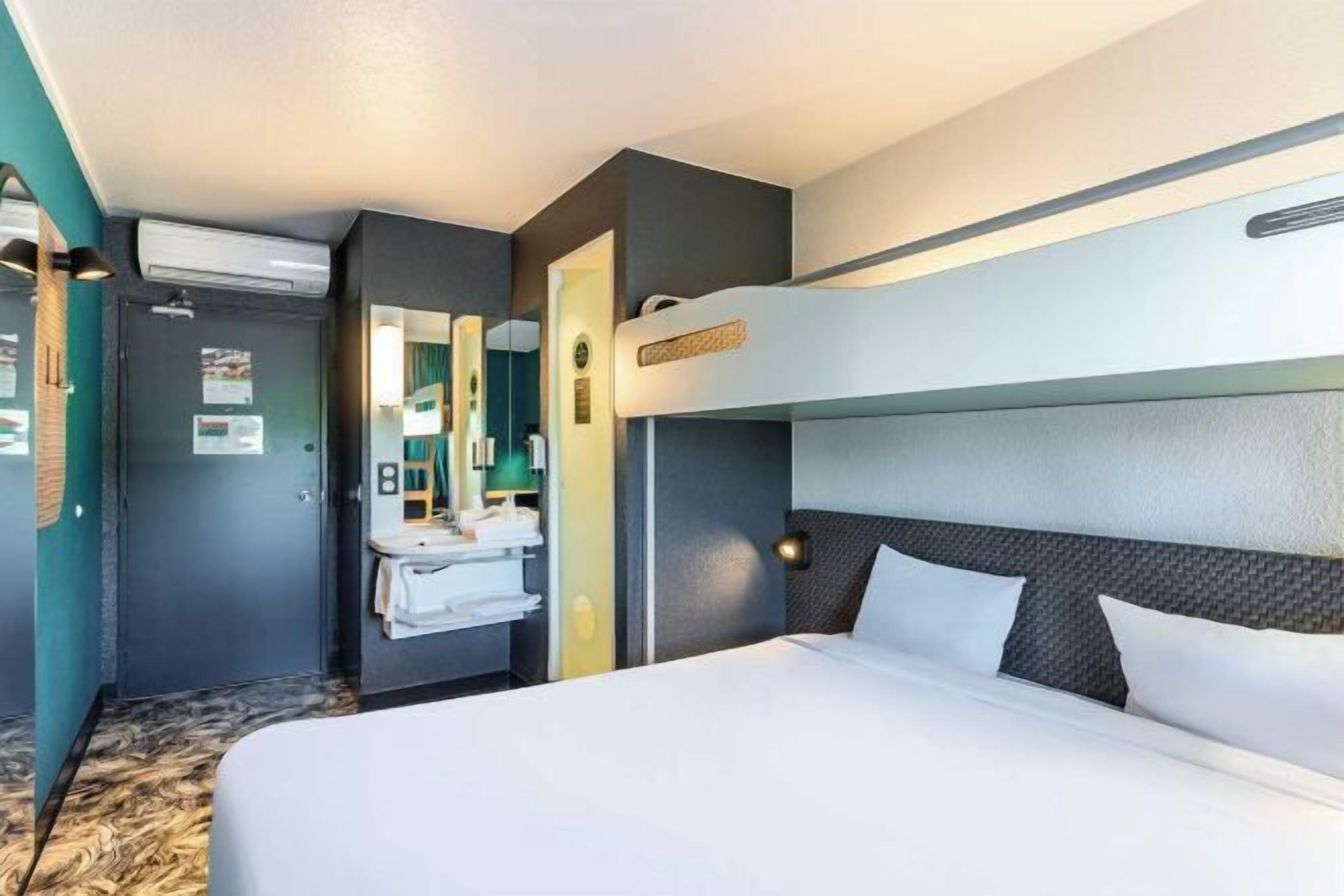 Meja, Wi-fi percuma, cadar katil 