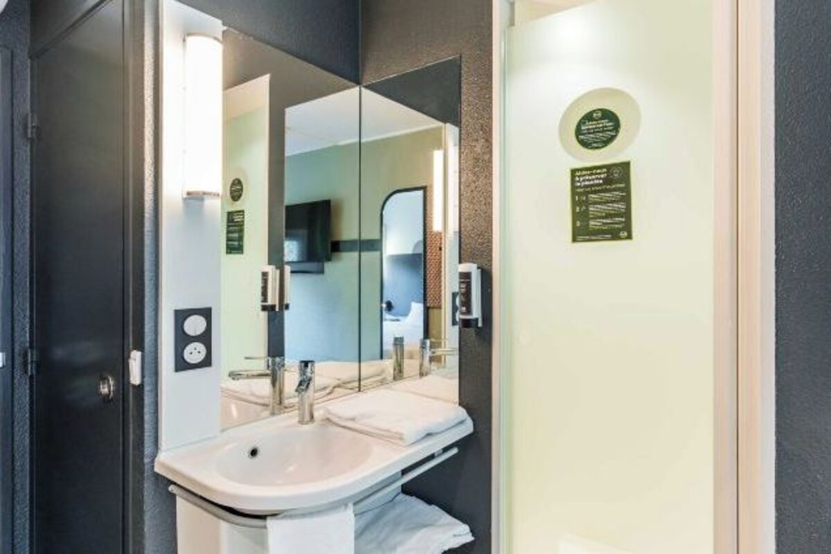 Shower, free toiletries, towels, soap