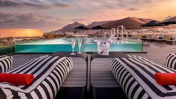 Piscine extérieure, parasols de plage, chaises longues