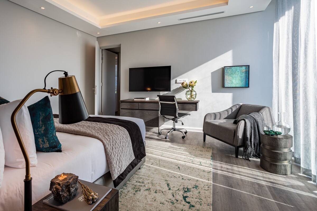 Chambre traditionnelle, 1 très grand lit, vue sur le terrain de golf, en coin | Minibar, coffre-fort pour ordinateur portable, bureau