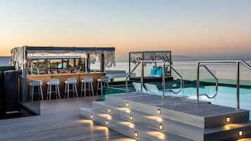 Kolam renang terbuka, payung kolam, kerusi lepak pantai