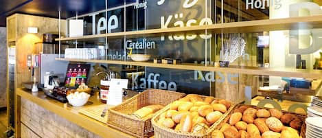 Petit déjeuner buffet servi les week-ends (11.5 EUR par personne)