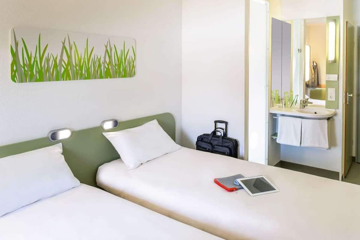 Standard Room, 2 Single Beds | Laptop workspace, free cots/infant beds, free WiFi, bed sheets