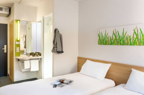 Standard Room, 2 Single Beds | Bathroom