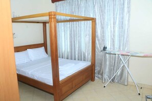 3 bedrooms, iron/ironing board, WiFi, bed sheets