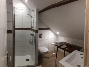 Doppia familiare | Bagno | Doccia, asciugacapelli, asciugamani, sapone