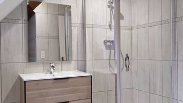 Double Room, 1 King Bed | Bathroom | Shower, hair dryer, towels, soap