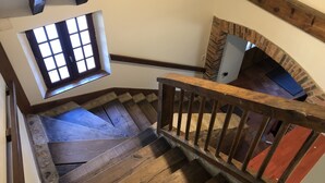 A wooden staircase with a view of the upper floor. - La Jonquière (Bouloire)