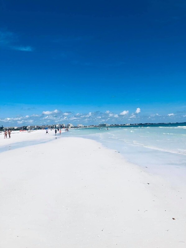 Sur la plage, chaise longue, serviettes de plage