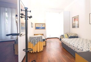 3 chambres, bureau, fer et planche à repasser, lit de bébé portatif