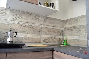 Plaque de cuisson, batterie de cuisine, vaisselle et ustensiles