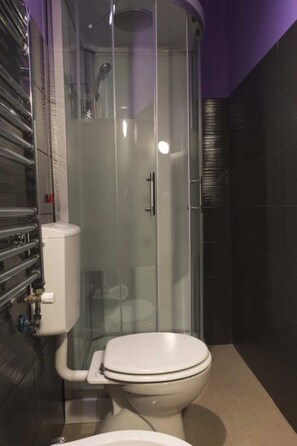 Double or Twin Room (London) | Bathroom | Shower, free toiletries, hair dryer, bidet - AmoRoma Vatican (Rome)