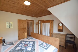 2 bedrooms, desk, travel crib, free WiFi