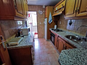 Een magnetron, een koffiezetapparaat/waterkoker, een broodrooster