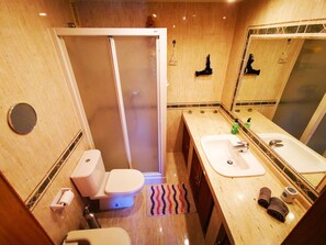 Shower, hair dryer, bidet, towels - GENERATE APARTMENTS GRANADA (Granada)
