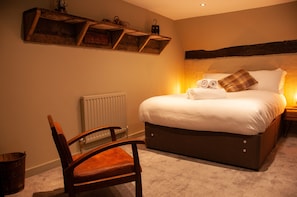 Comfy Double Room with Bath | Hypo-allergenic bedding, free WiFi, bed sheets