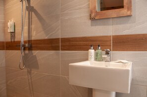 Artículos de tocador gratuitos, secador de pelo, toallas