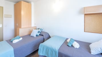 Vierpersoonskamer, 2 slaapkamers | Een bureau, een laptopwerkplek, een strijkplank/strijkijzer, gratis wifi