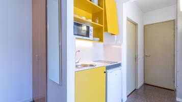 Een bureau, een laptopwerkplek, een strijkplank/strijkijzer, gratis wifi