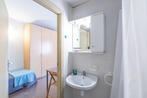 Classic Studio | Bathroom | Shower, towels, soap, shampoo - Residencia Universitaria Resa La Ciutadella -Campus Accomodation (Barcelona)