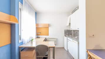 Classic Studio | Private kitchen | Fridge, stovetop, cookware/dishes/utensils