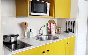 Quadruple Room, 2 Bedrooms | Private kitchen | Mini-fridge, stovetop, cookware/dishes/utensils