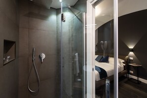 Deluxe Double Room | Bathroom shower - Lungotevere Ripa (Rome)