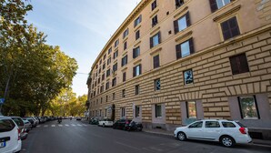 Unclassified image, 4 of 42, button - Lungotevere Ripa (Rome)