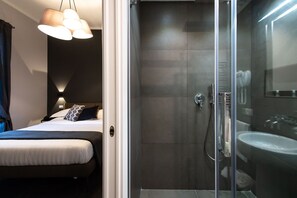 Bathroom shower - Lungotevere Ripa (Rome)