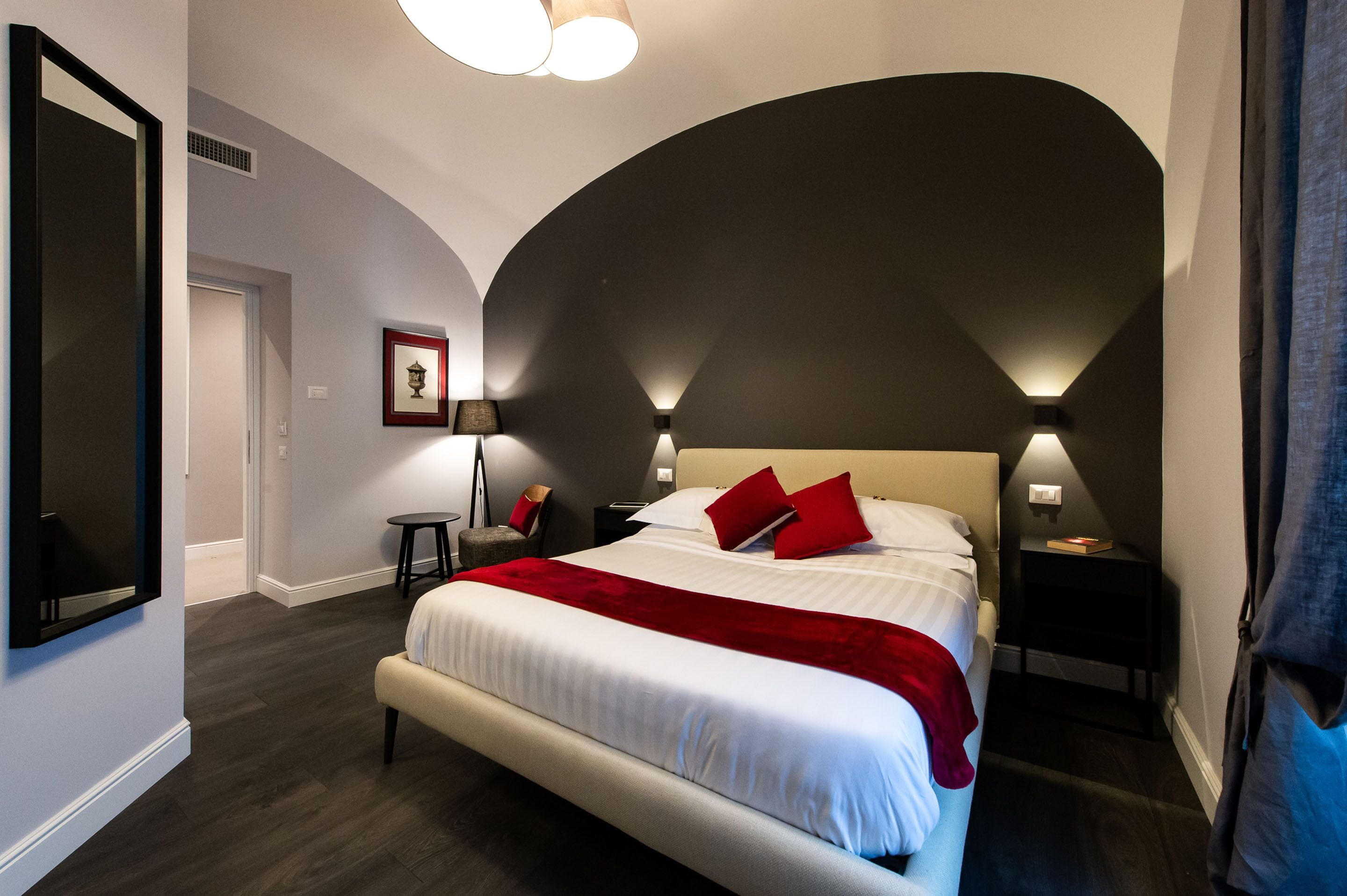 Double Room | Minibar, in-room safe, soundproofing, iron/ironing board