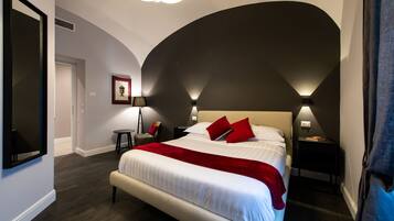 Double Room | Minibar, in-room safe, soundproofing, iron/ironing board