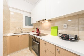 Fridge, oven, stovetop, dishwasher