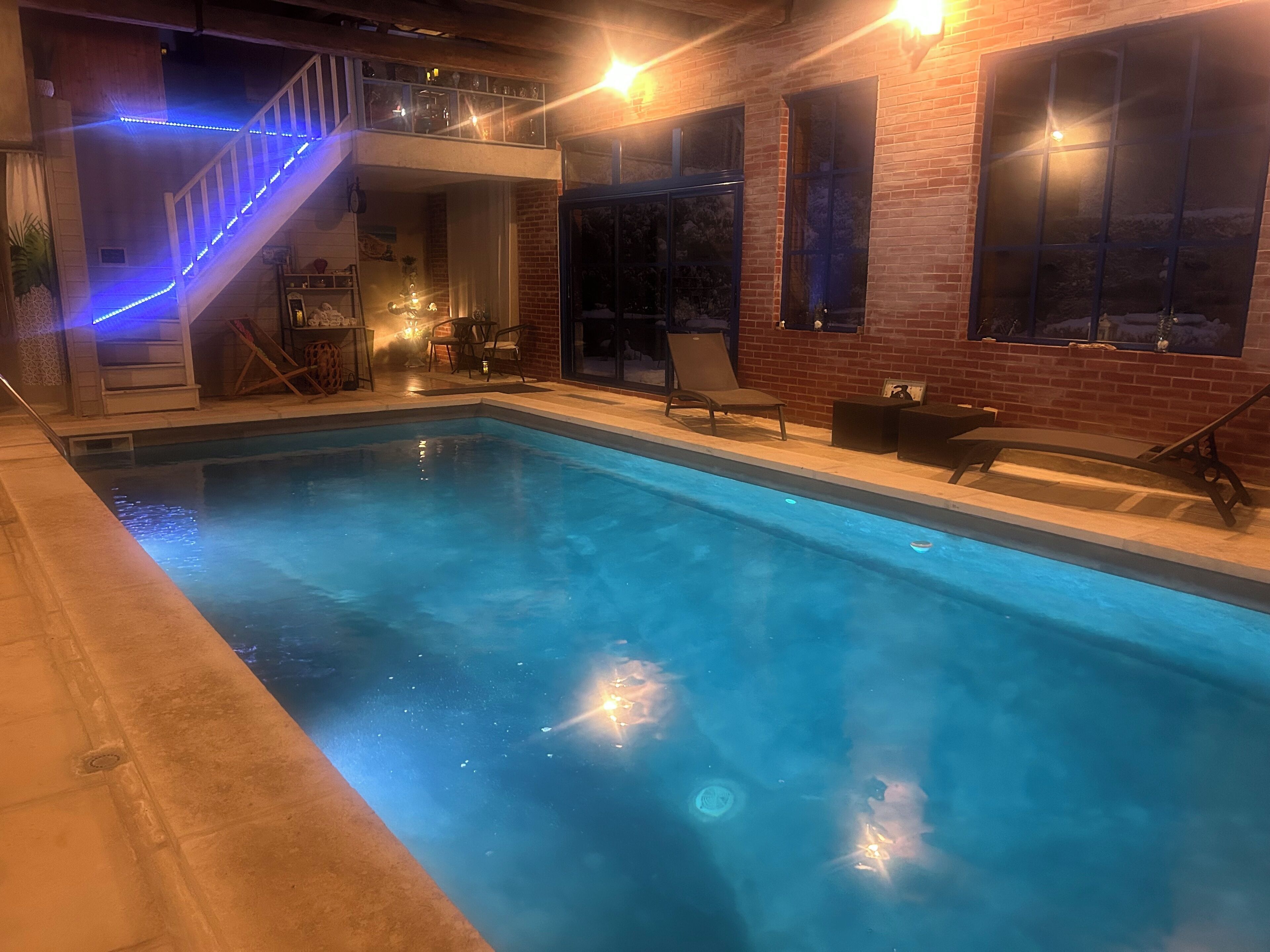 Innendørsbasseng, bassengtelt (inkludert) og bassengparasoller