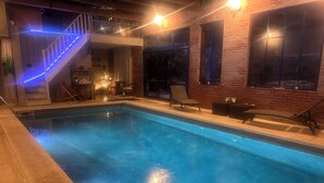 Una piscina techada, camas de piscina gratis, sombrillas
