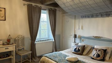 Deluxe Double Room (Adelaide) | Premium bedding, individually decorated, individually furnished, desk