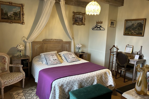 Phòng đôi Deluxe (Victoire) | Bộ đồ giường cao cấp, trang trí khác biệt